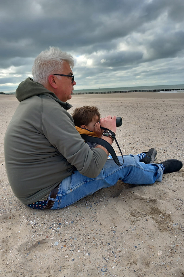 Milan met mij op het strand met een verrekijker