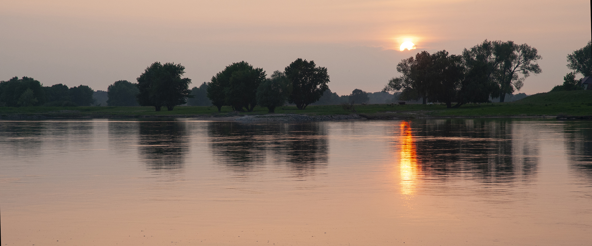 Zonsondergang bij de rivier FrT_2079_46582